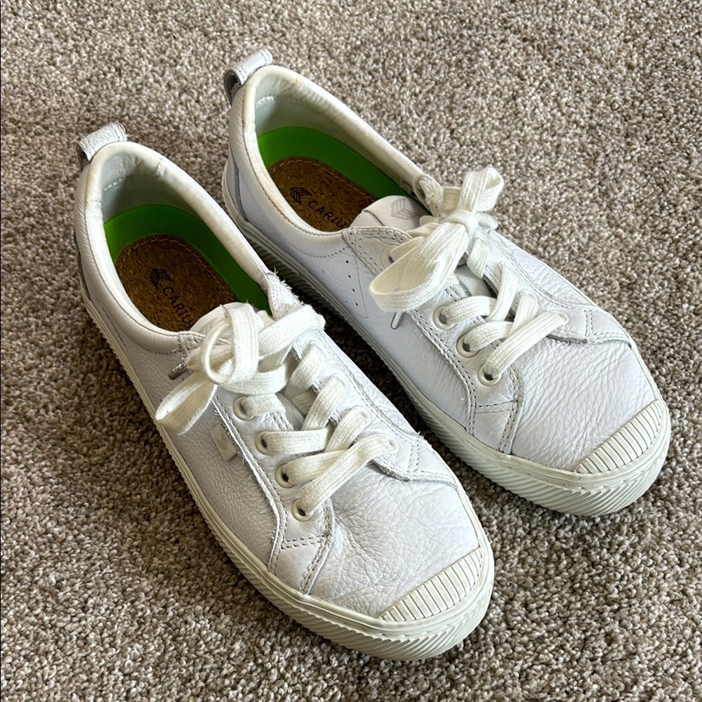 Cariuma Sneakers